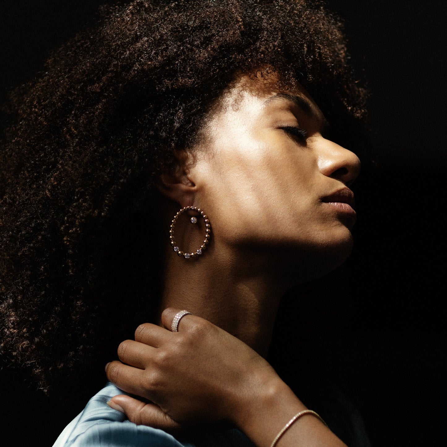 Olivia Creolen - Schmuck aus recyceltem Gold mit Labordiamanten - The Good Bling Berlin
