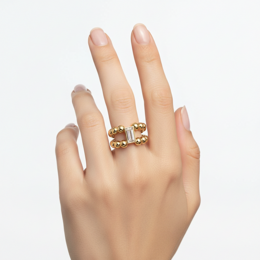 Ring_Pippa_Gelbgold_Labordiamant_Baguette_Tragefoto Model The Good Bling Gelbgold Nachhaltig Labor Diamant