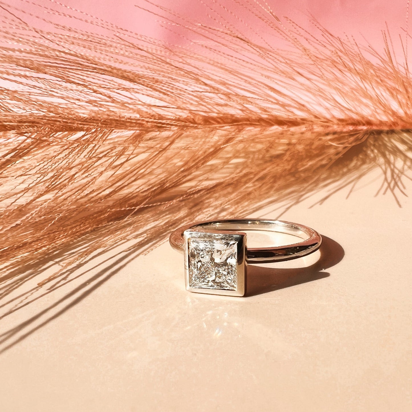 Rosa Ring - Schmuck aus recyceltem Gold mit Labordiamanten - The Good Bling Berlin