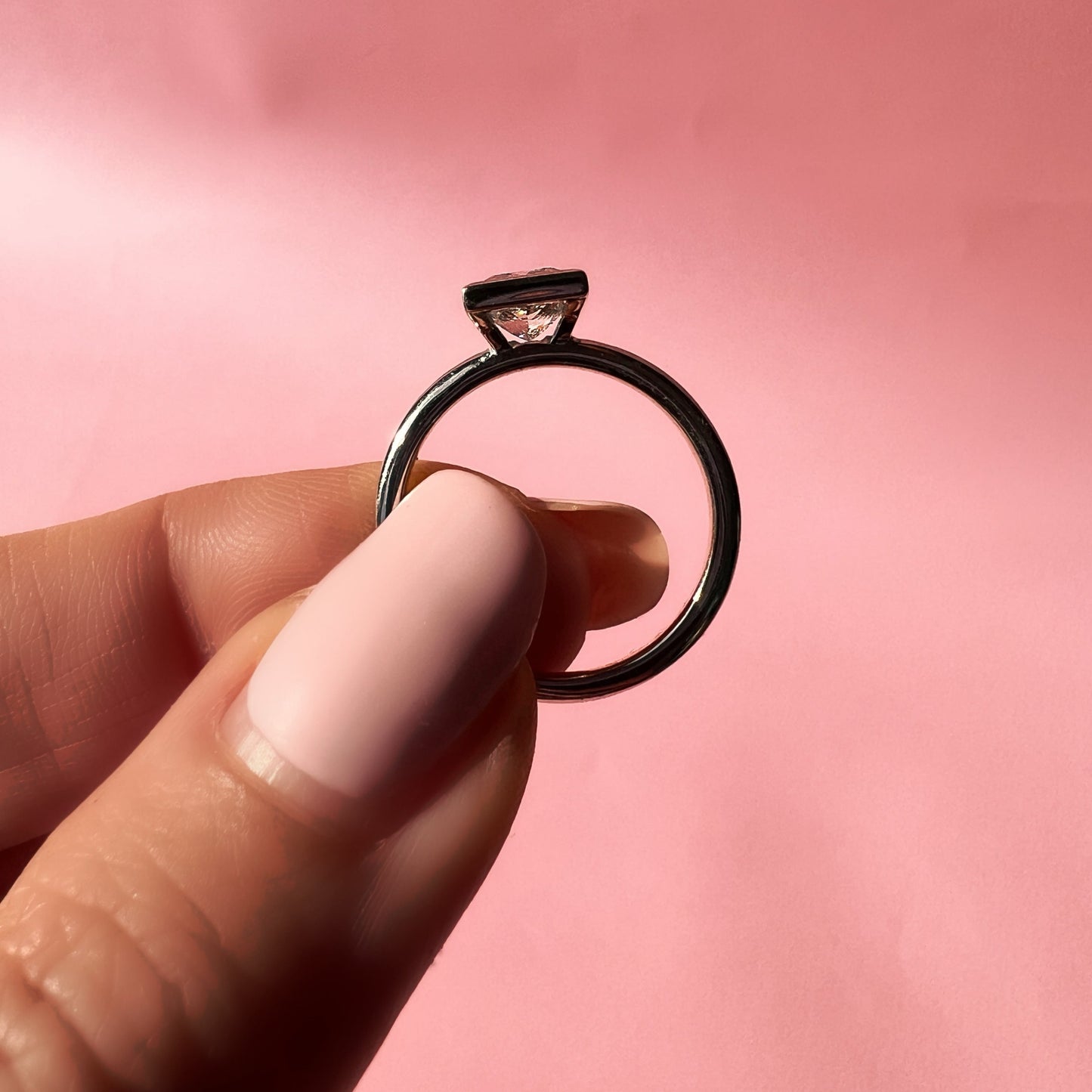 Rosa Ring - Schmuck aus recyceltem Gold mit Labordiamanten - The Good Bling Berlin