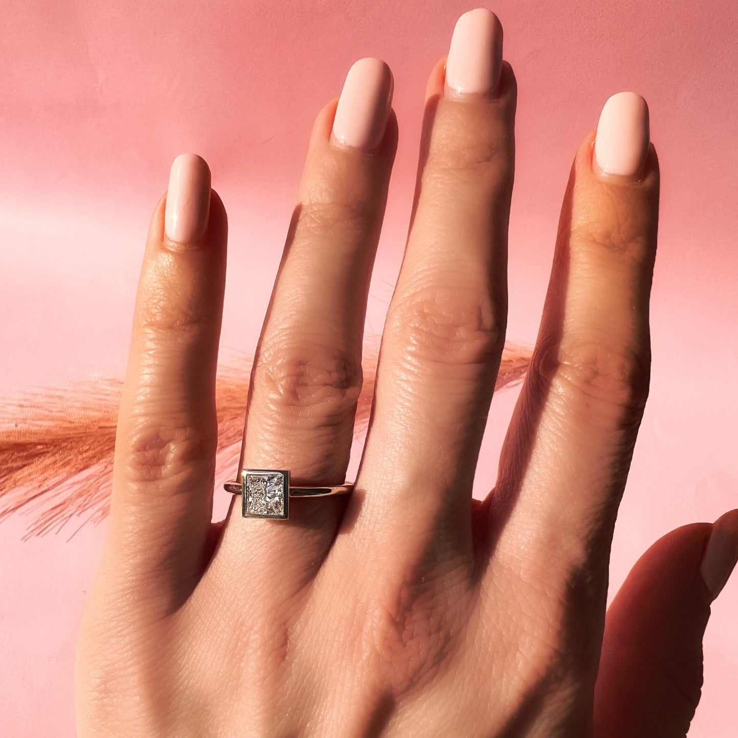 Rosa Ring - Schmuck aus recyceltem Gold mit Labordiamanten - The Good Bling Berlin