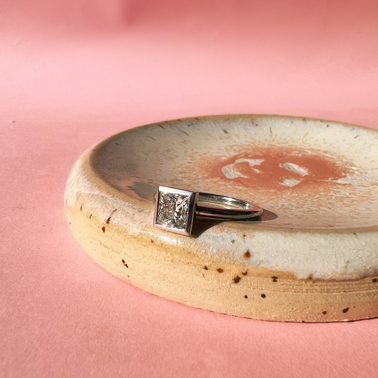 Rosa Ring - Schmuck aus recyceltem Gold mit Labordiamanten - The Good Bling Berlin