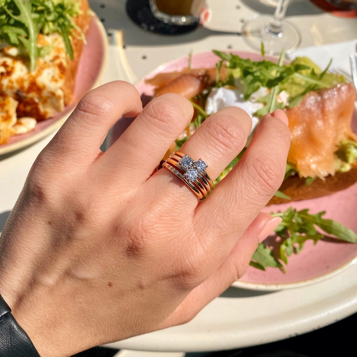 the good bling Ring Bella aus recyceltem Weißgold und Labor gezüchteten Diamanten kann man super gut mit weiteren Ringen kombinieren.