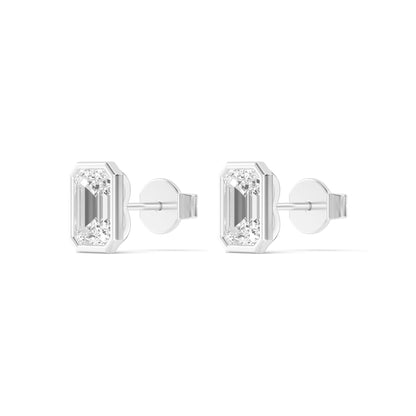 Ohrstecker Karla mit Radiant Schliff aus Labor Diamanten und recyceltem Weißgold.