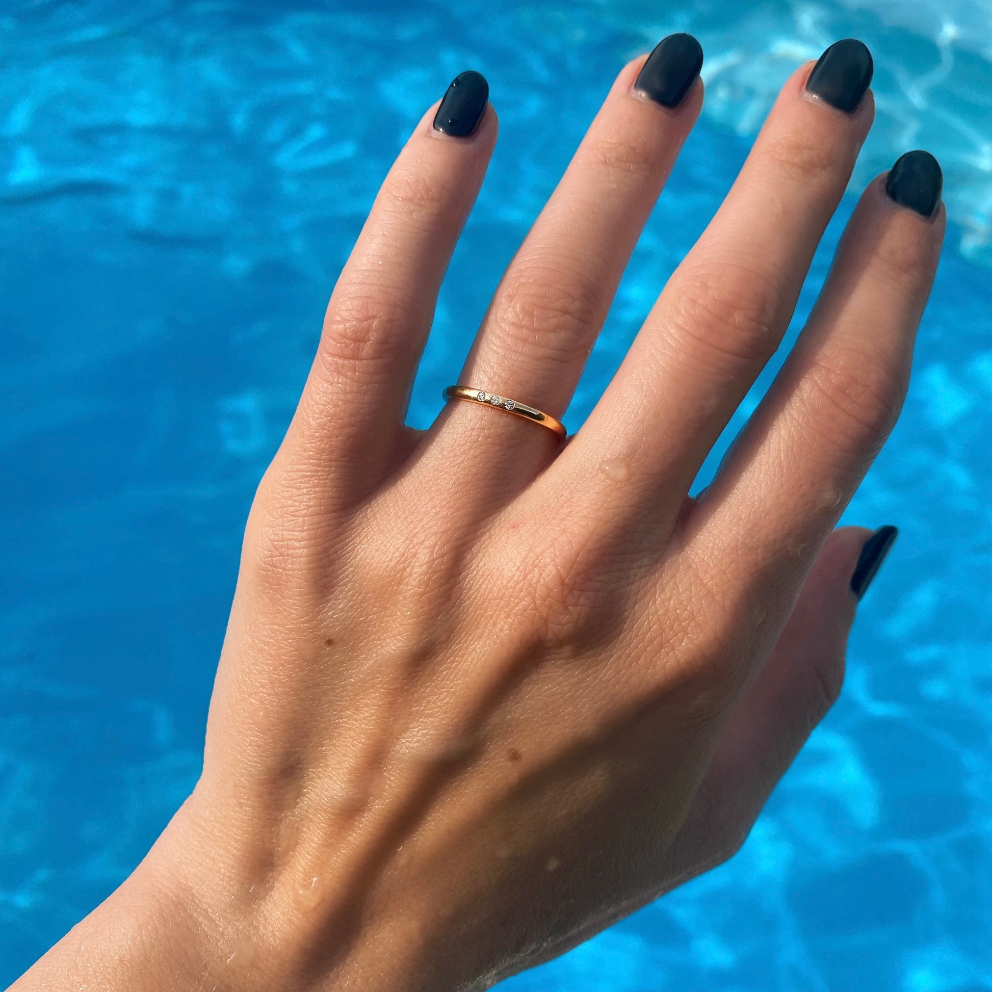 Kim kann man wunderbar kombinieren. Dieser Ring fasst Labor Diamanten und er ist aus 18Karat Gelbgold von Zola Berlin.