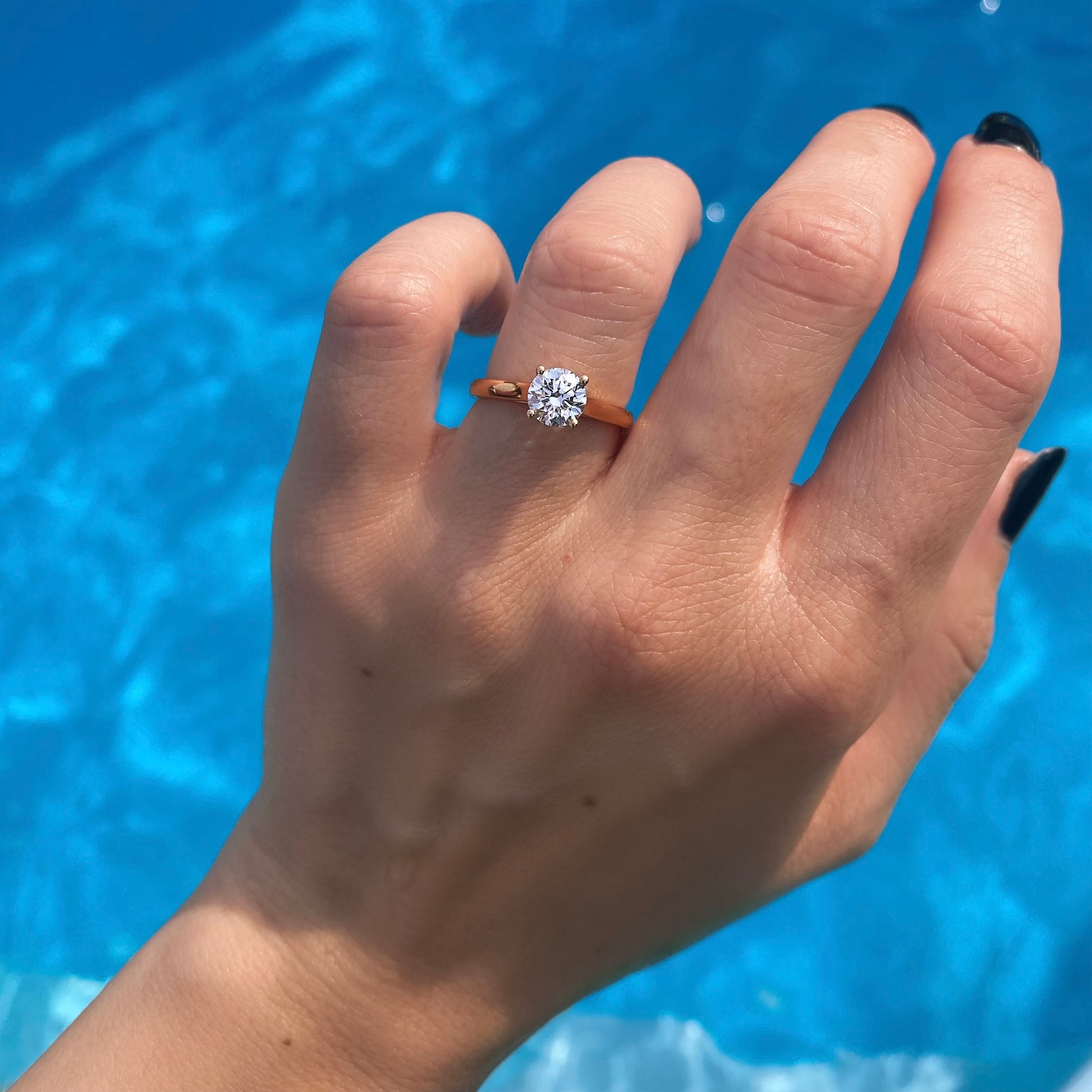 Ein roségoldener Ring namens Gigi mit Labor Diamanten von Zola Berlin.