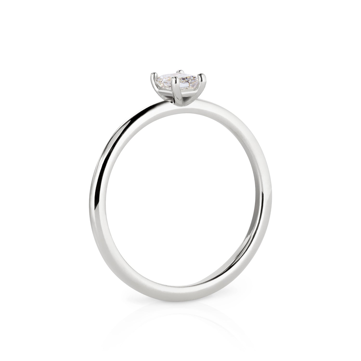 Der Ring Khloé in Weißgold besticht durch seine besondere Form und dem wunderschönen Schliff des Labor Diamanten.
