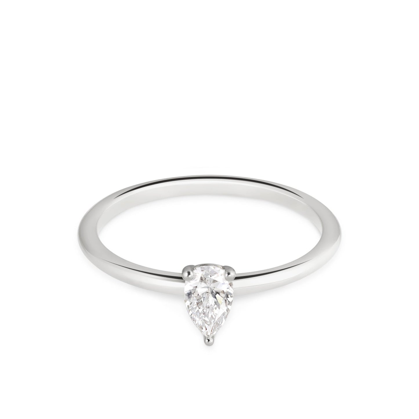 Zoe ist ein Ring ist aus recykeltem Weißgold und mit einem laborgezüchteten Diamanten in Tropfenform.