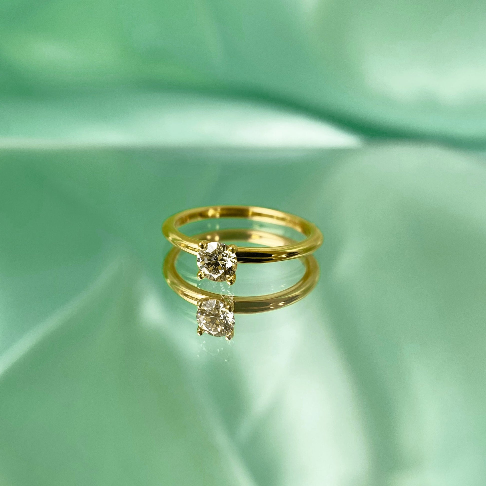 Unser gelbgoldene Ring Bella mit Labor gezüchteten Diamanten aus unser Tiny Collection von Zola Berlin