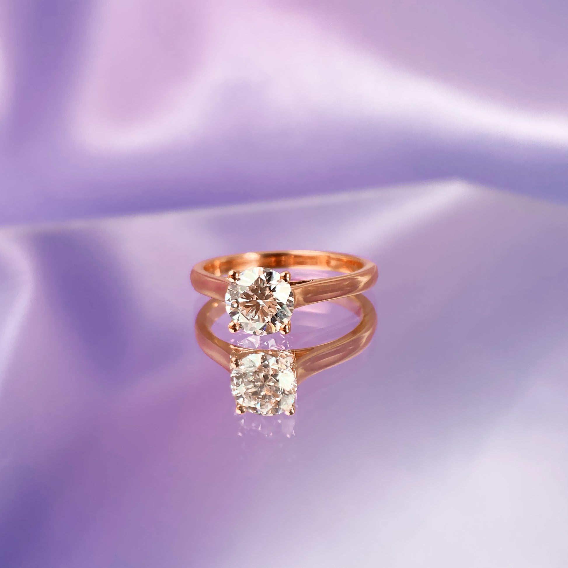 Ein roségoldener Ring namens Gigi mit Labor Diamanten von Zola Berlin.