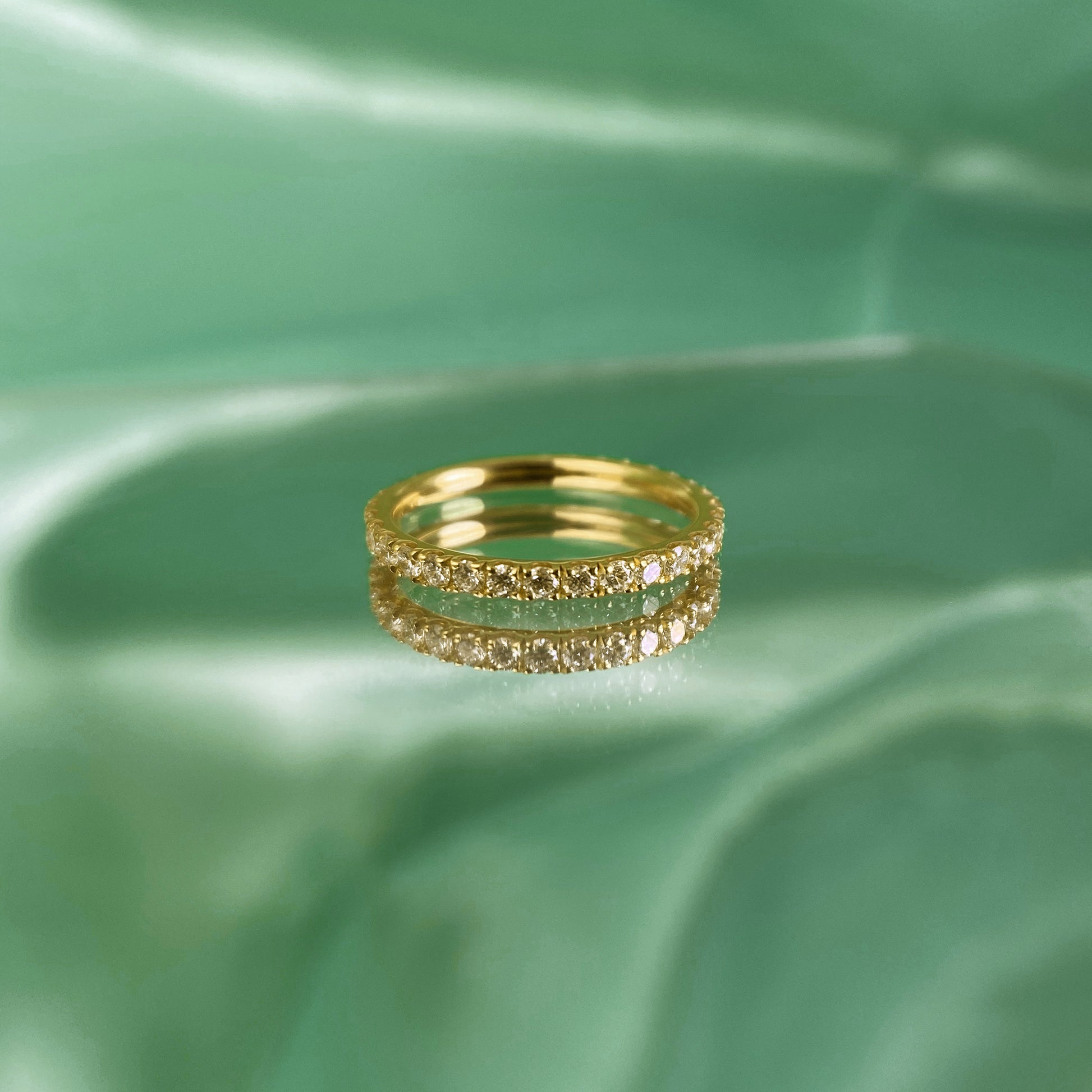 Der gelbgoldene Ring Harry mit Labor gezüchteten Diamanten aus unser Tiny Collection von Zola Berlin.