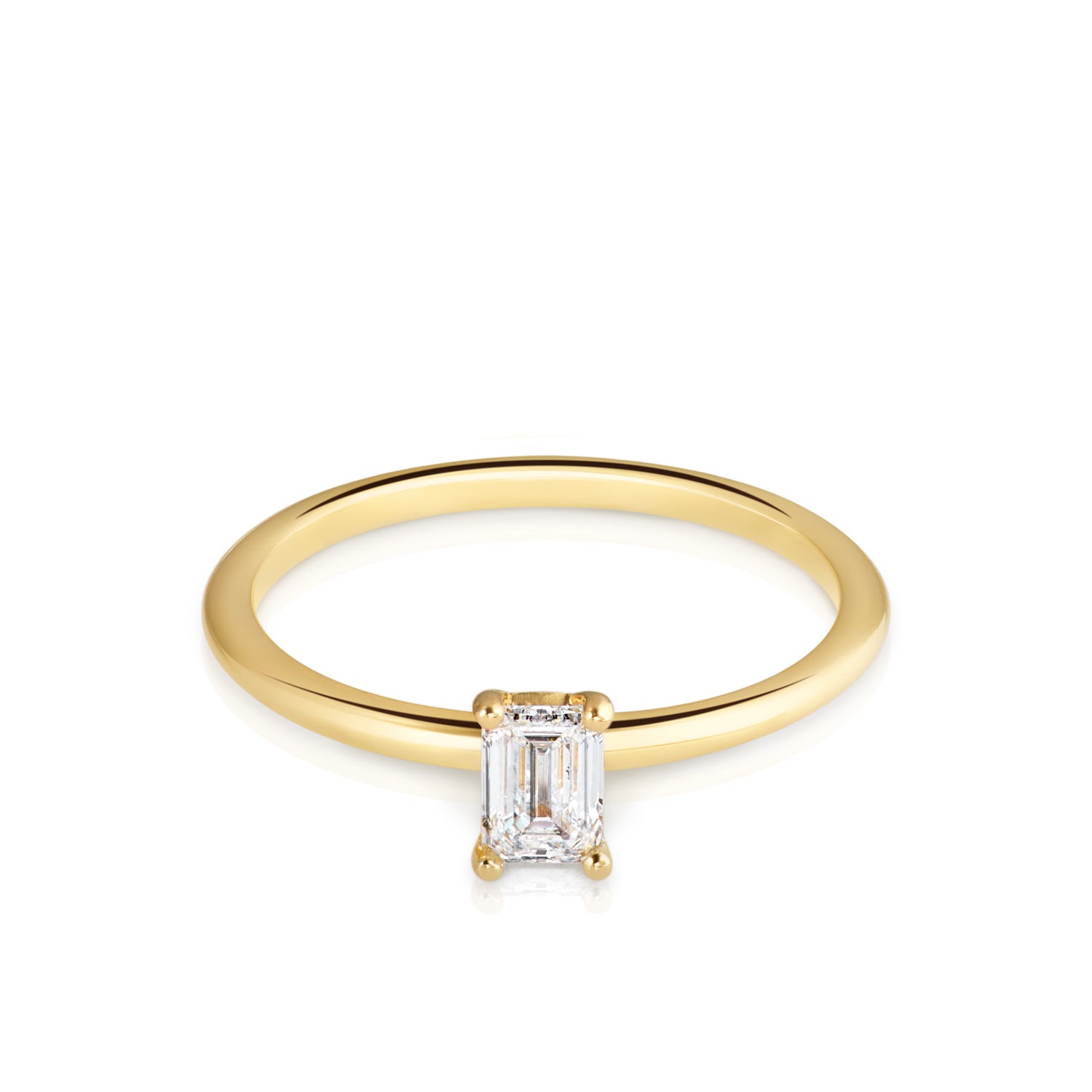 Der Ring aus recykeltem 18 Karat Gelbgold heißt Khloé und besticht durch seine besondere Form und dem wunderschönen Schliff des Labor Diamanten von Zola Berlin.