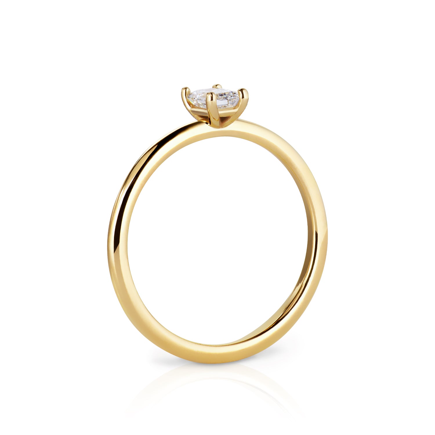 Der Ring aus recykeltem 18 Karat Gelbgold heißt Khloé und besticht durch seine besondere Form und dem wunderschönen Schliff des Labor Diamanten.