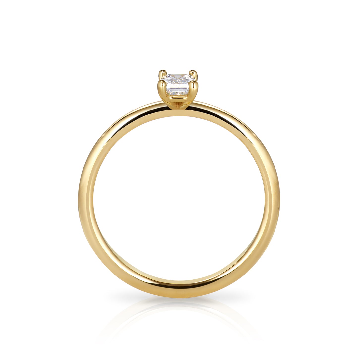Der Ring aus recykeltem 18 Karat Gelbgold heißt Khloé und besticht durch seine besondere Form und dem wunderschönen Schliff des Labor Diamanten von Zola Berlin.