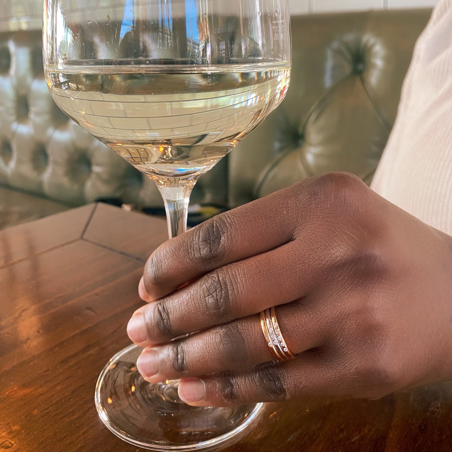 An der Hand ist Kim ein wundervoller Ring den man mit anderen Ringen kombinieren kann. Kim ist ein Ring aus recyceltem Weißgold und labor Diamanten von Zola Berlin.
