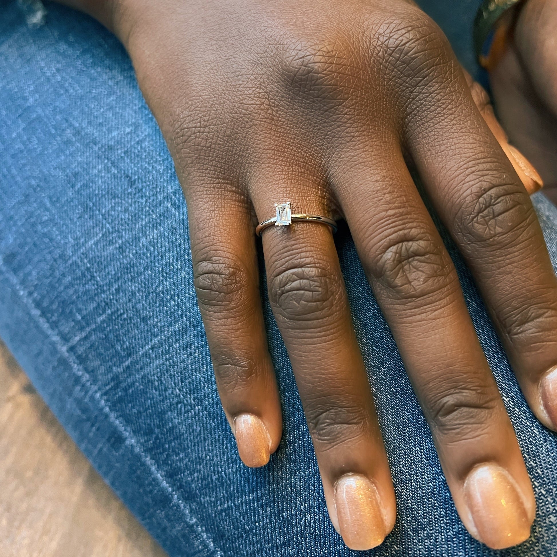 Der Ring Khloé in Weißgold besticht durch seine besondere Form und dem wunderschönen Schliff des Labor Diamanten.