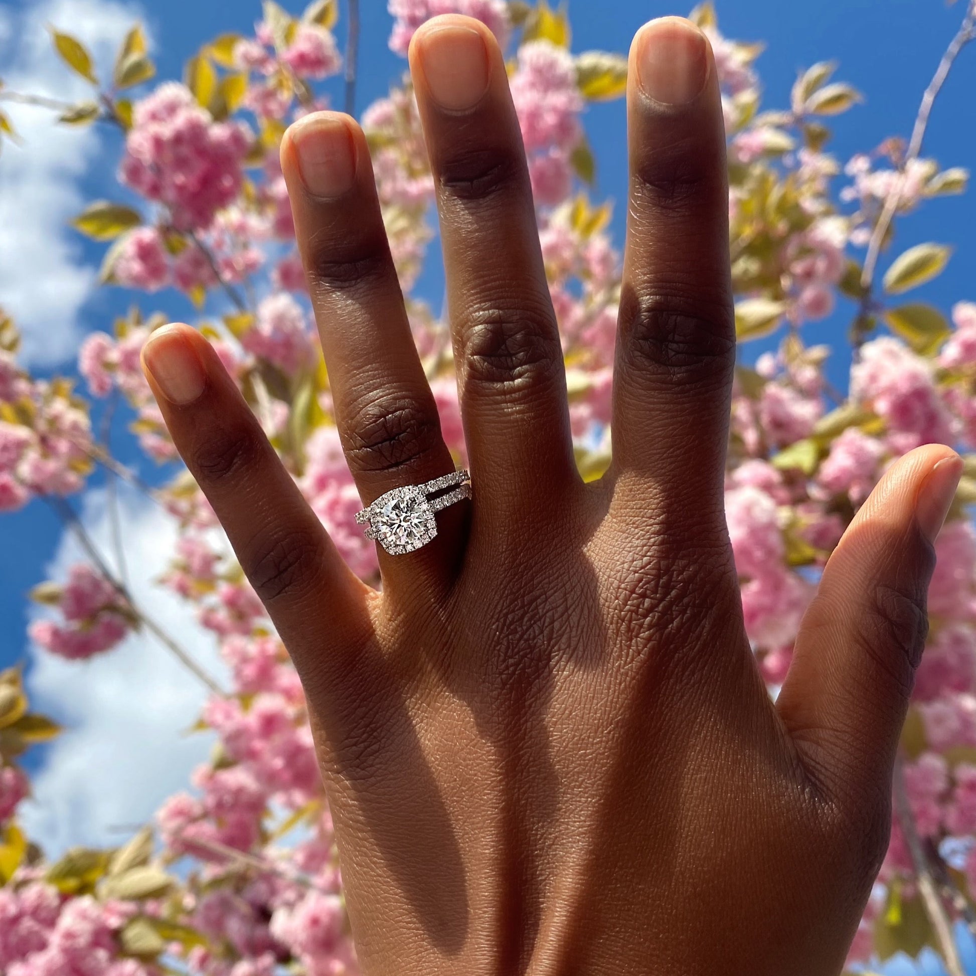Unser Ring Ruby strahlt besonders schön in der Sonne. Ruby ist aus Labor Diamanten und 18 Karat recykeltem Weißgold.