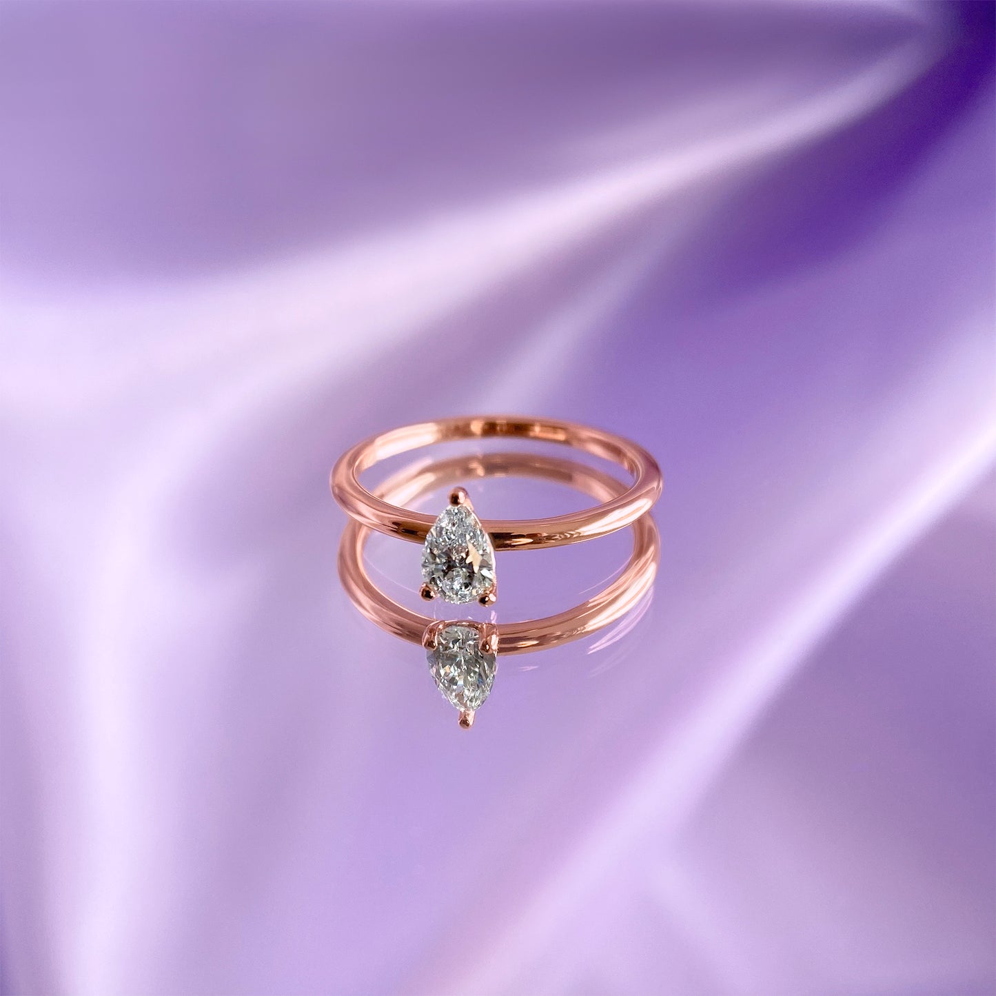 Zoe ist ein Ring ist aus recykeltem Roségold und mit einem laborgezüchteten Diamanten in Tropfenform.